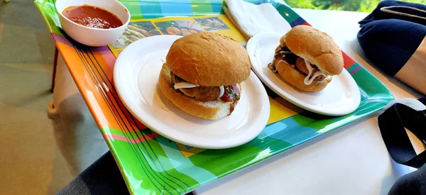 Primer plano de hamburguesas vegetarianas hechas en casa aloo tikki en el plato —  Fotos de Stock