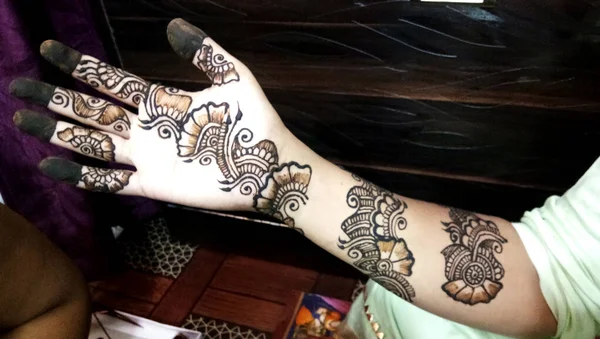 손 또는 손에 대 한 인기 있는 멘디 디자인 Mehandi 인도 전통으로 그린 — 스톡 사진
