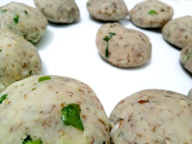 Patatesli ekmek kızartma makinesi, beyaz arka planda patates pirzolası.