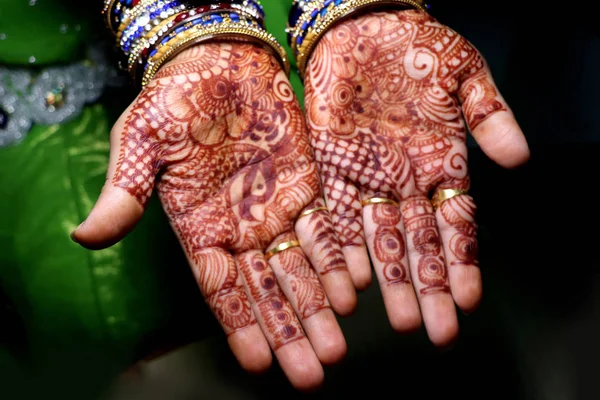 Arte na mão meninas usando planta henna também chamado de design mehndi, style.it é uma tradição na Índia . — Fotografia de Stock