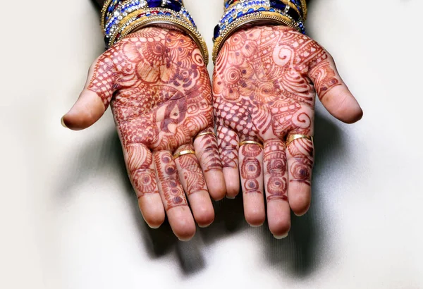 Arte en las niñas mano utilizando la planta de henna también llamado como diseño mehndi, style.it es una tradición en la India . — Foto de Stock