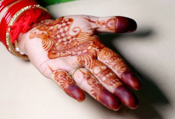 Art in girls hand using henna plant also called as mehndi design, style.it is a tradition in india . — стоковое фото