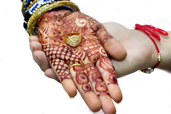 Egy indiai menyasszony és vőlegény gyűrűvel a kezükben egy hindu esküvői szertartás alatt. — Stock Fotó