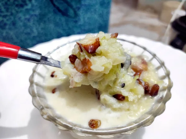 Papaya Kheer é um alimento doce com nozes e passas da Índia. Servido em uma tigela com colher. Foco seletivo — Fotografia de Stock