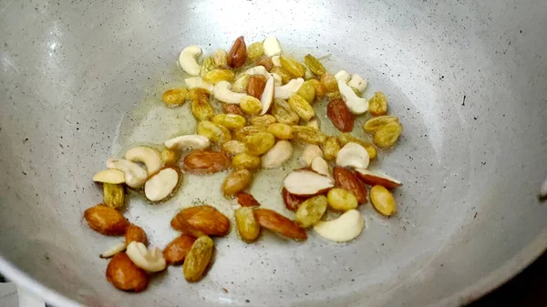 Blandning av nötter och torkad frukt. Guldpistaschmandlar, cashewnötter, russin, — Stockfoto