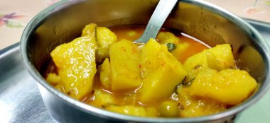 Hint Aloo Mutter köri - Patates ve bezelye soğanlı domates sosuna batırılmış ve kişniş yapraklarıyla süslenmiş