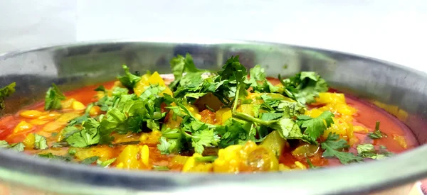 Lauki/doodhi KI sabji även känd som flaska kalebass curry. serveras i en skål eller karahi. selektivt fokus — Stockfoto