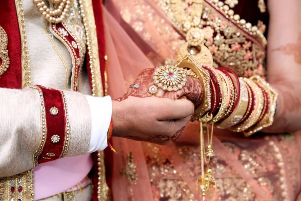 Νύφη & Γαμπρός χέρι του μαζί στην ινδική γάμου — Φωτογραφία Αρχείου