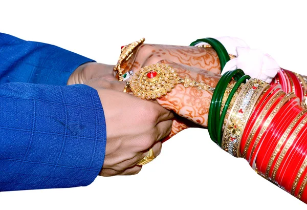 Nevěsta a ženich ruka je spolu v indické svatbě — Stock fotografie