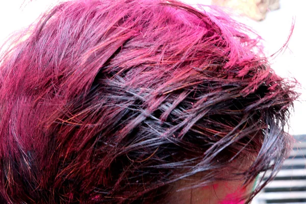 一名长发涂着红色油漆的年轻人庆祝了霍利节 — 图库照片