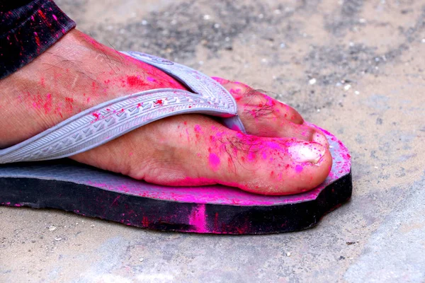 Holi Festivali Insanın Sandaletinde Renklendi — Stok fotoğraf