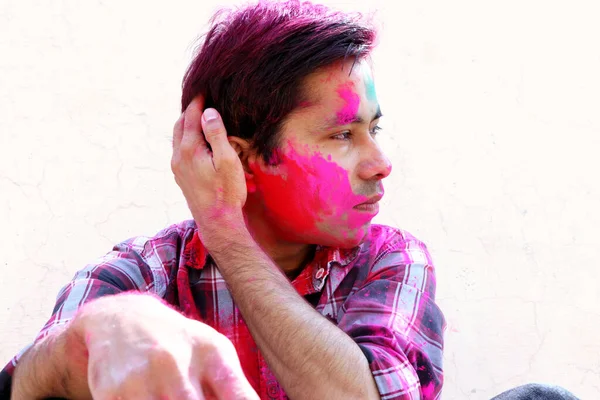 Zdjęcia Bliska Indyjskiego Młodzieńca Pokrytego Wielokolorową Farbą Suchą Holi Festival — Zdjęcie stockowe