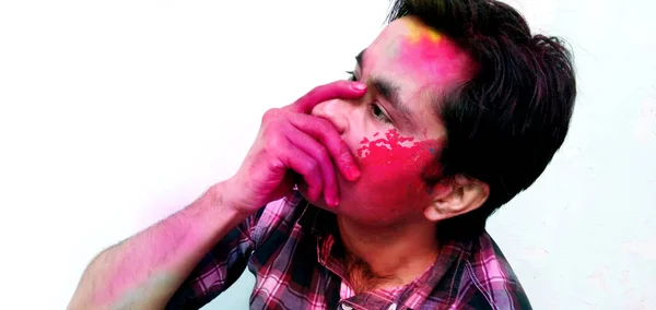 Gros Plan Jeune Homme Indien Recouvert Peinture Sèche Multicolore Festival — Photo