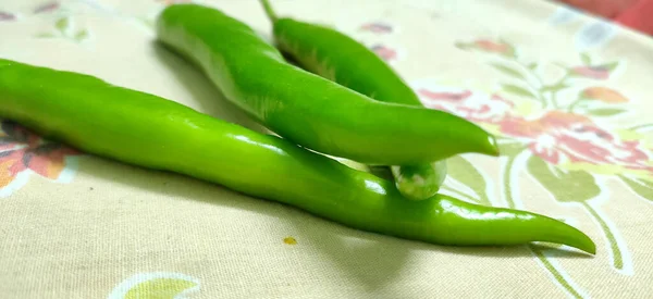 Vollständige Nahaufnahme Eines Bündels Leuchtend Grüner Chilischoten Bio Gemüse Auf — Stockfoto