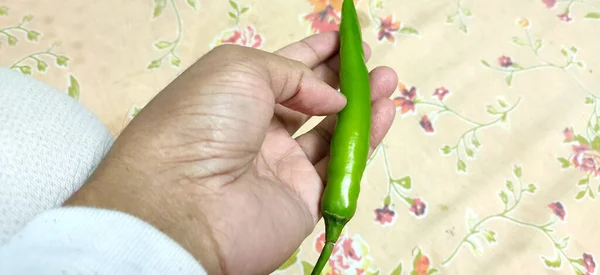 Pełna Klatka Bliska Bandą Jasnych Błyszczących Zielonych Papryczek Chili Warzywa — Zdjęcie stockowe