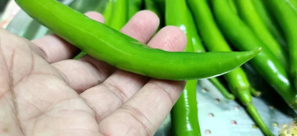 Vollständige Nahaufnahme Eines Bündels Leuchtend Grüner Chilischoten Bio Gemüse Auf — Stockfoto