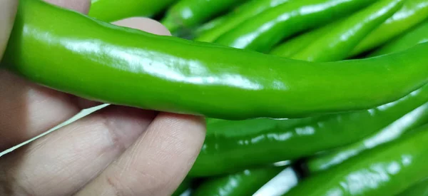 Pełna Klatka Bliska Bandą Jasnych Błyszczących Zielonych Papryczek Chili Warzywa — Zdjęcie stockowe