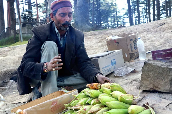Індійський Старий Чоловік Продає Вуличну Їжу Бхутті Вогняна Смажена Кукурудза — стокове фото