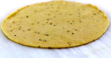 Buğday ununu yuvarlak hamur haline getirip püre ya da chapati yapmak. Hint ekmeği.