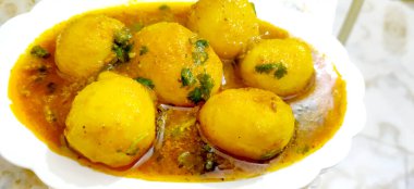 Hint Dum aloo körisi kızarmış patates ve baharatla servis edilir. seçici odak