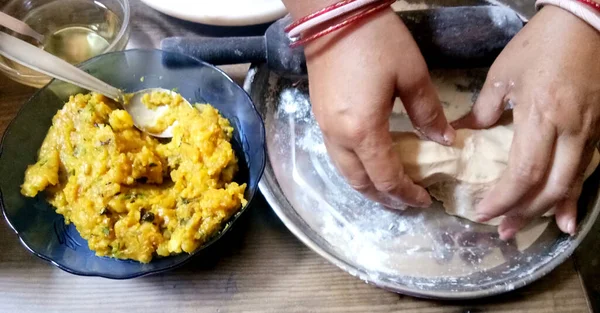 Fabricação Pão Indiano Tradicional Aloo Paratha Aalu Parotha Pão Recheado — Fotografia de Stock