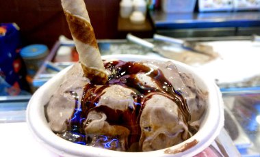 Şuruplu çikolatalı dondurma.