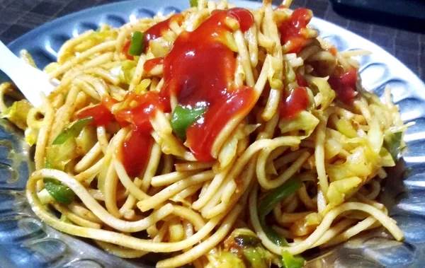 什锦面食 Schezwan Noodles或Vegetable Hakka Noodles或Chow Mein 是一种很受欢迎的印度支那菜系菜谱 用碗或盘子来食用 — 图库照片