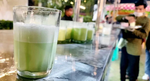 テーブルの上に置く夏のためのジュースのクローズアップ飲料 — ストック写真