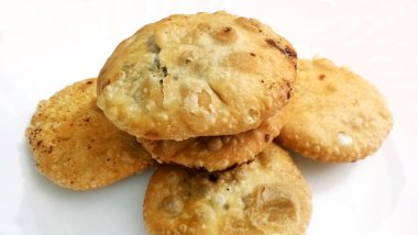 Hint spesiyali geleneksel matar veya yeşil bezelye Kachori domates sosu ve sıcak çay ile servis edilir.