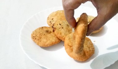 Hint spesiyali geleneksel matar veya yeşil bezelye Kachori domates sosu ve sıcak çay ile servis edilir.