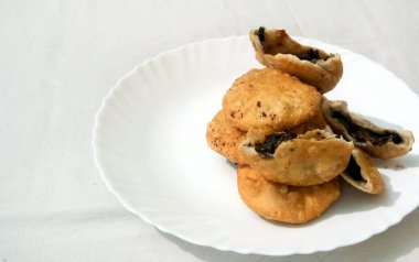 Hint spesiyali geleneksel matar veya yeşil bezelye Kachori domates sosu ve sıcak çay ile servis edilir.