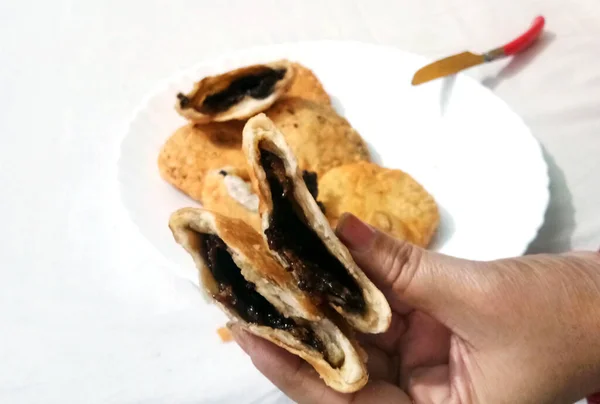 インドの伝統的なマタルまたは緑のエンドウ豆カチョリはトマトソースとホットティーを提供しています — ストック写真