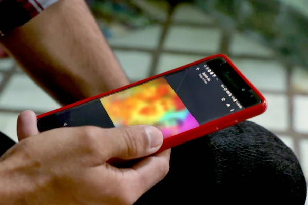 Närbild Man Hand Hålla Mobiltelefon Enhet För Arbete Spela Smarta — Stockfoto