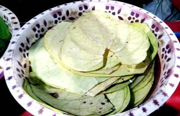 新鲜的印度面食 甜菜放在篮子里 — 图库照片