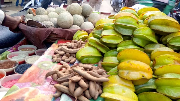 시장에서 과일이나 카라멜라 노란색은 과일의 — 스톡 사진