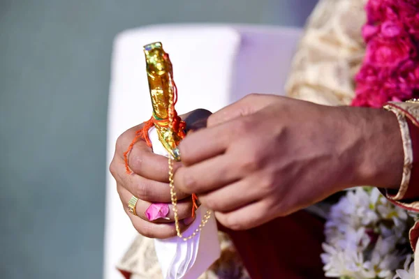 Noivo Indiano Segurando Uma Faca Casamento Kirpan — Fotografia de Stock