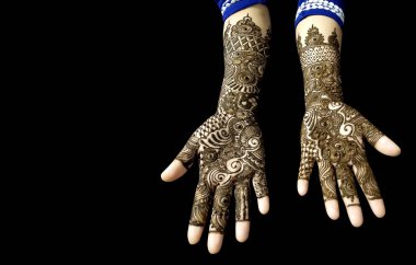 Güzel Mehendi Tasarımı, metin için kopyalama alanı olan siyah arkaplanda