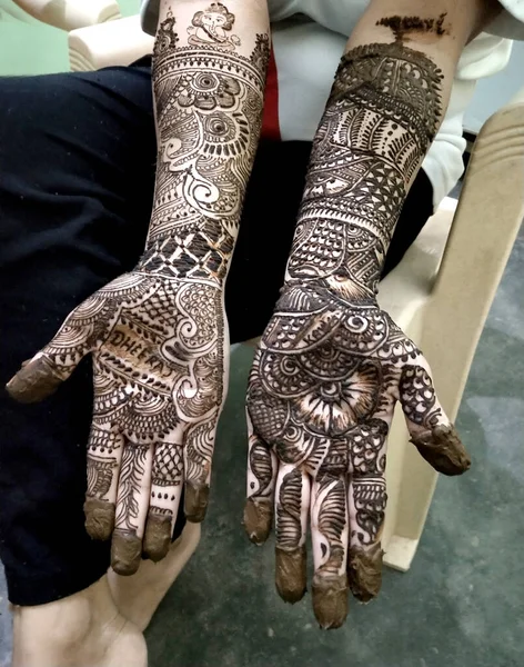 Splendidamente Decorate Mani Indiane Con Mehandi Tipicamente Fatto Matrimoni — Foto Stock