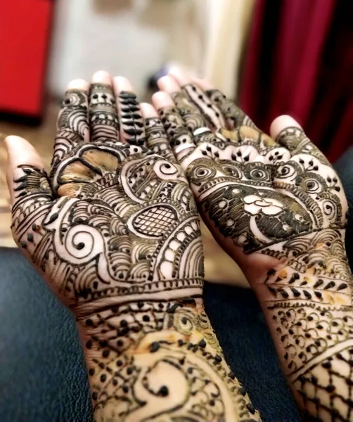 美しく装飾されたインドの手は通常結婚式のために行われます — ストック写真