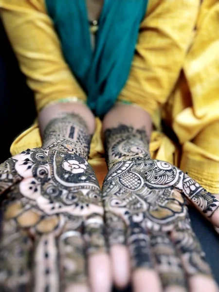 Mãos Indianas Lindamente Decorados Com Mehandi Normalmente Feito Para Casamentos — Fotografia de Stock