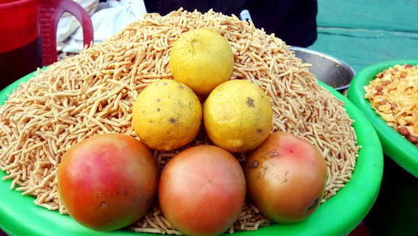 Seorang Pedagang Kaki Lima Yang Menjual Makanan Ringan Renyah Terkenal — Stok Foto