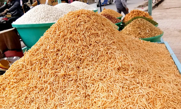 Egy Utcai Árus Eladja Híres Ropogós Snack Churmura Namkeen Bhujia — Stock Fotó