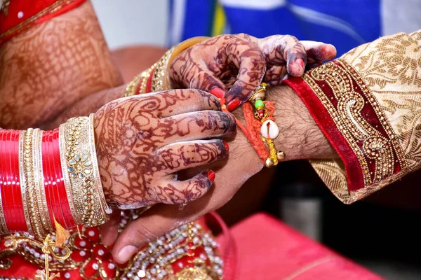 Indiaas Paar Spelen Ring Fishing Spel Bruiloft Ceremonie Van India — Stockfoto