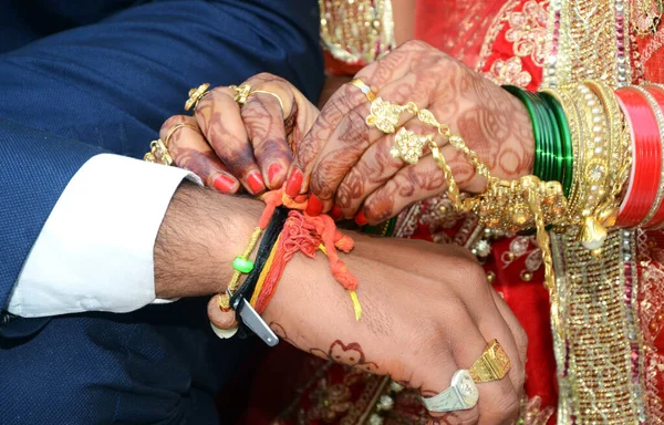 Indický Pár Hraje Prsten Rybaření Hra Svatebním Obřadu Indie — Stock fotografie