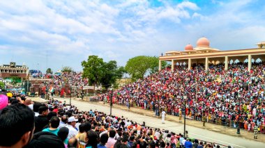 WAGAH, Amritsar, Punjab, INDIA, Nisan - 22, 2017: Hindistan-Pakistan Wagah sınır bayrağı töreninde Hindistan Cumhuriyeti Wagah, Hindistan 'da düzenlenen.