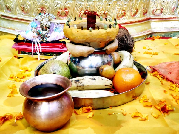 装饰精美的Pooja Thali 用来庆祝祭祀 Haldi或Turmeric Powder和Kumkum 盘子里的香棒 Puja Thali — 图库照片