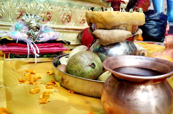 装饰精美的Pooja Thali 用来庆祝祭祀 Haldi或Turmeric Powder和Kumkum 盘子里的香棒 Puja Thali — 图库照片