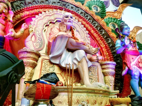 インドのヒンドゥー教の神シルディワレ ババヒンドゥー教の精神的な寺院で石の偶像を祝福 聖人として彼の信者によって見なされます — ストック写真