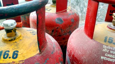Delhi, Hindistan - Aralık 2018: Hint pişirme gazı silindiri veya Sıvılaştırılmış Petrol Gazı (LPG) .