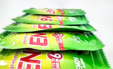 Abu Dağı, Rajasthan, Hindistan, Eylül 2019: Beyaz arka planda çeşitli ENO ürünleri. ENO, GlaxoSmithKlin şirketinin asit önleyici ve şişkinlik giderici olarak kullandığı hızlı etki eden meyve tuzu.